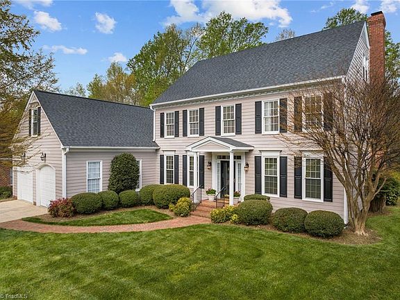 3rd image of 19 Stonecreek Ct