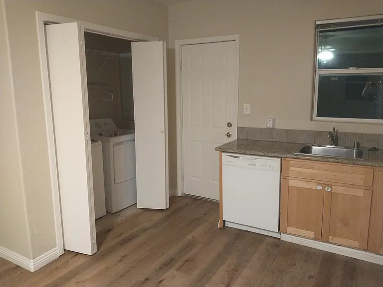 422 Bay St — Photo 6