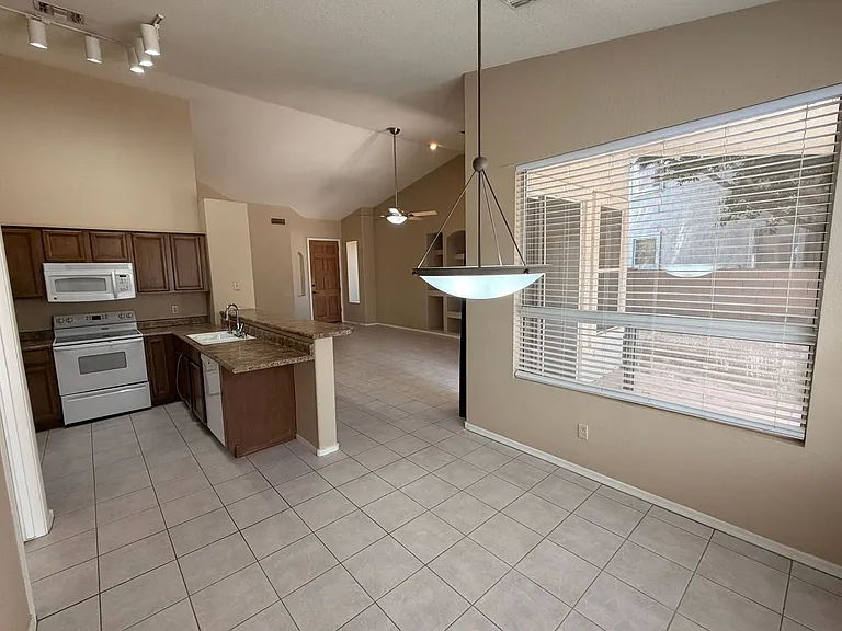 2471 W Hemlock Way — Photo 6