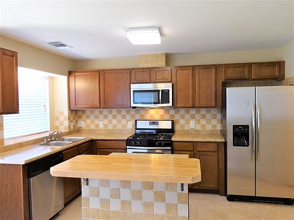5th image of 404 N Mount Rushmore Dr