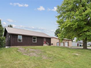 1009 W 1st St, Vinton, IA 52349