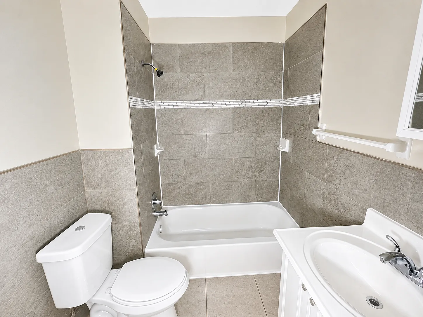 3 bed, 1200 sqft, $2,045 — Photo 3