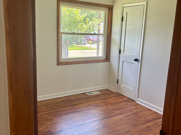 810 Bowling St — Photo 12