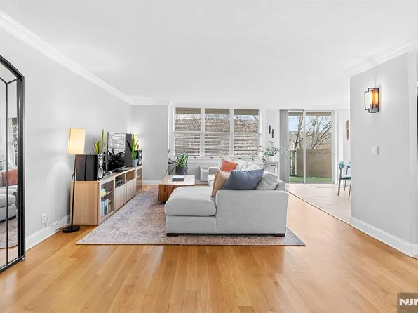 100 Grand Cove Way APT 3A, Edgewater, NJ 07020