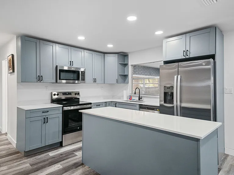 4303 W Woodlawn Ave — Photo 4