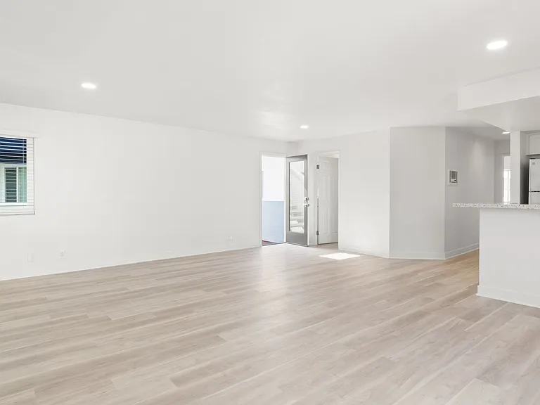 921-933 Seacoast Drive — Photo 5