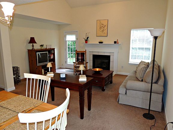 3rd image of 824 20th Avenue Pl SE