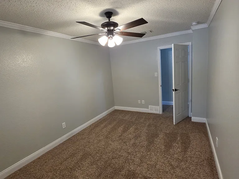 6511 White Oaks Ln — Photo 36