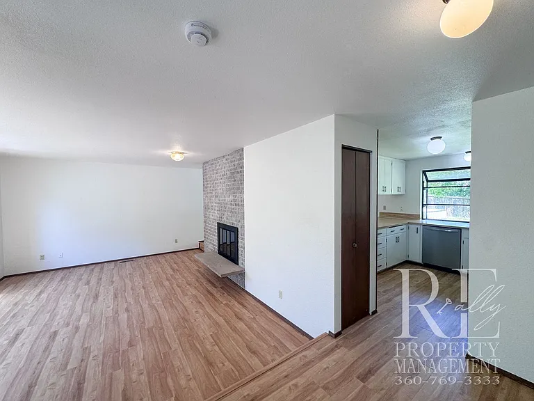 2228 NE Ridgewood Dr — Photo 5