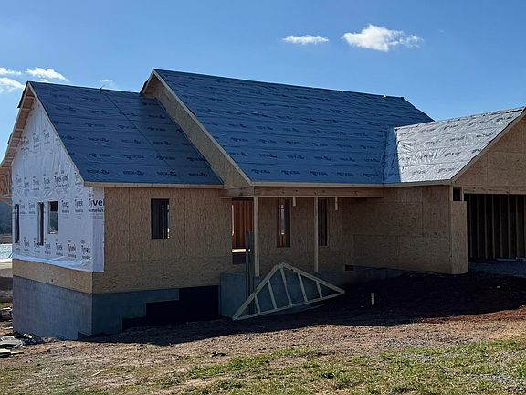 4th image of 473 Masters Ln