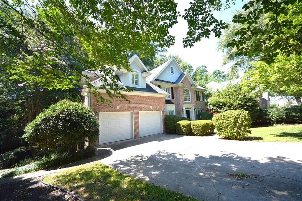 6 bed, 5.0 bath, 4519 sqft, $4,295 — Photo 2