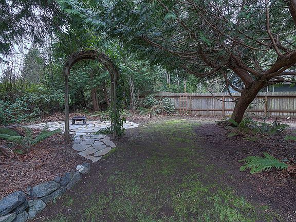 5th image of 1096 Puget Dr E
