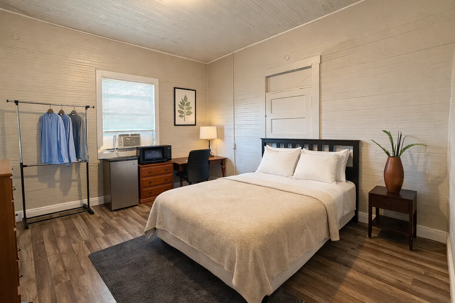 4 bed, 3000 sqft, $800 — Photo 1