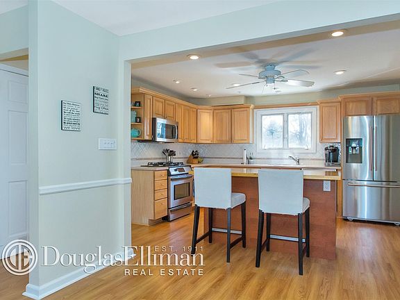 5th image of 8 W Oak Hill Dr