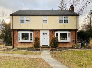143 Westlake Dr, Valhalla, NY 10595