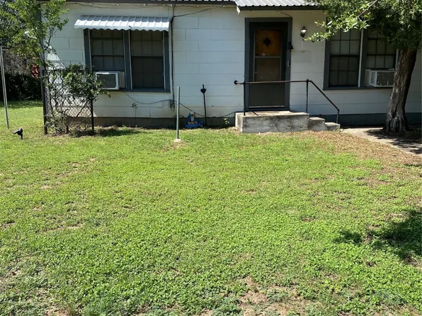 302 W 13th St, Coleman, TX 76834
