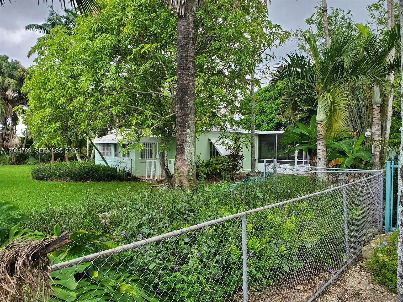 3 bed, 1.0 bath, 1212 sqft, $2,300 — Photo 2