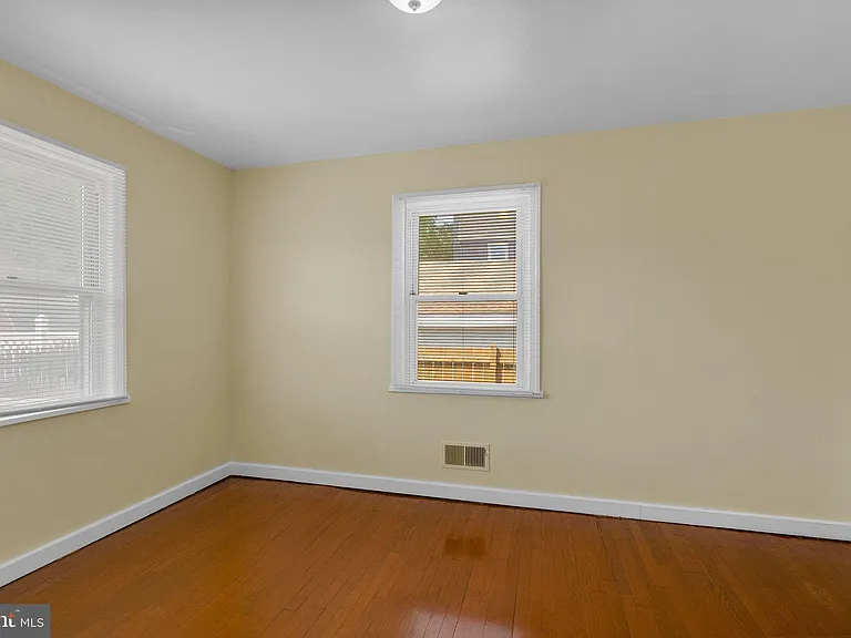 10112 Sutherland Rd — Photo 13
