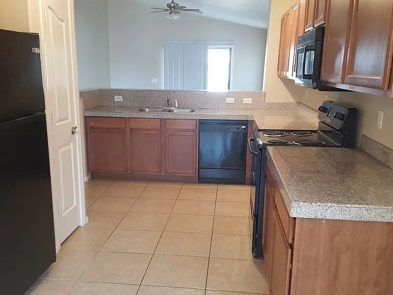 7826 S 72nd Ln — Photo 5