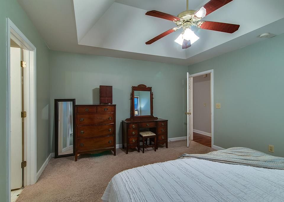 2nd image of 353 Roslyn Ct