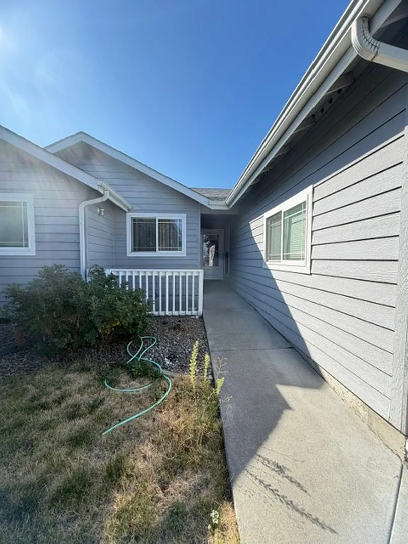 Spacious 4-Bedroom Single-Story Home — Photo 3