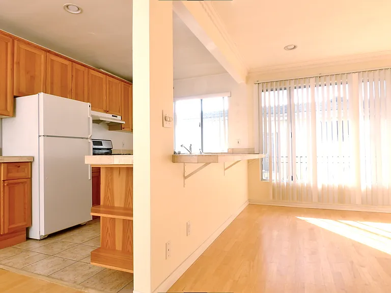 923 6th St #8 — Photo 3