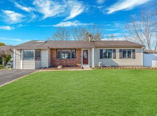11 Dashen Ln, Holbrook, NY 11741