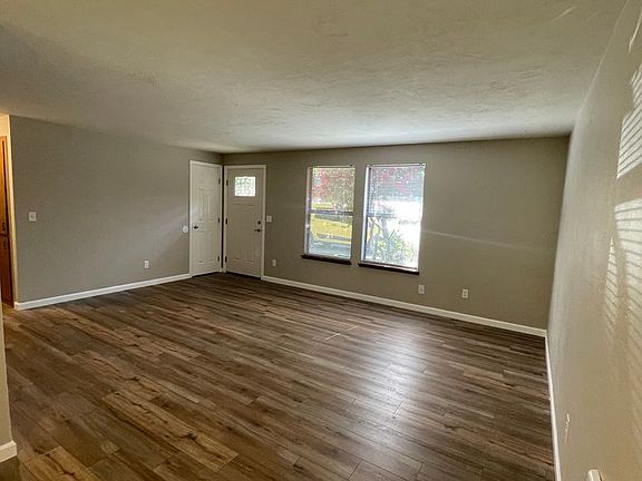 2nd image of 1267 E Santiam St #San4