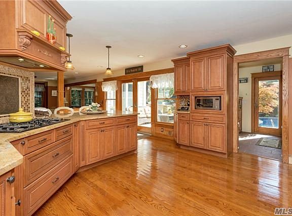 5th image of 28 Quaquanantuck Ln