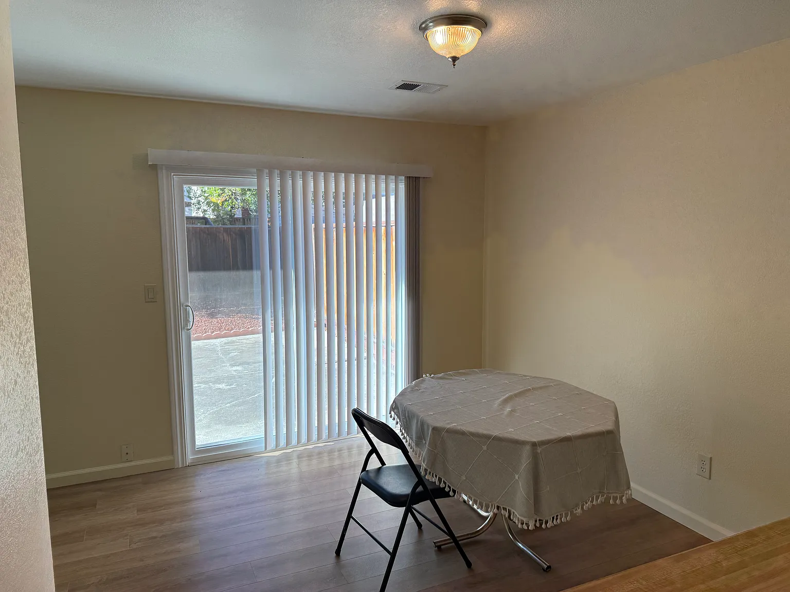 3 bed, 2.5 bath, 1423 sqft, $4,000 — Photo 4