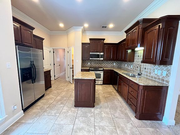 4th image of 811 Applewood Trl