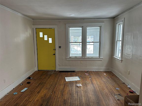 5th image of 293 Fielding St