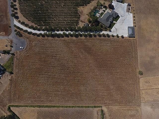 2nd image of 34777 Louise Ln