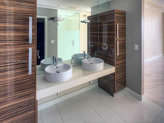 5th image of 2020 N Bayshore Dr APT 1710