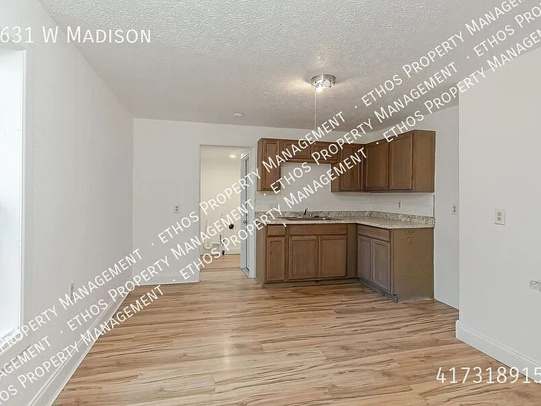2631 W Madison St — Photo 5