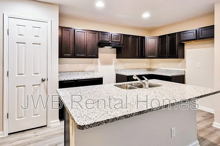 1370 Orton St — Photo 2