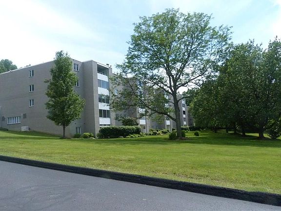 2nd image of 520 Meredith Ln APT 403