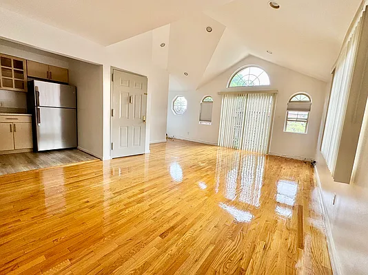 Rented by P R O Links Realty Inc | media 2