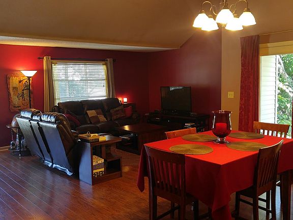Spacious Living/dining room