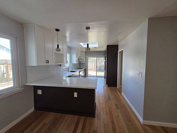5th image of 1464 Jeffery Ave