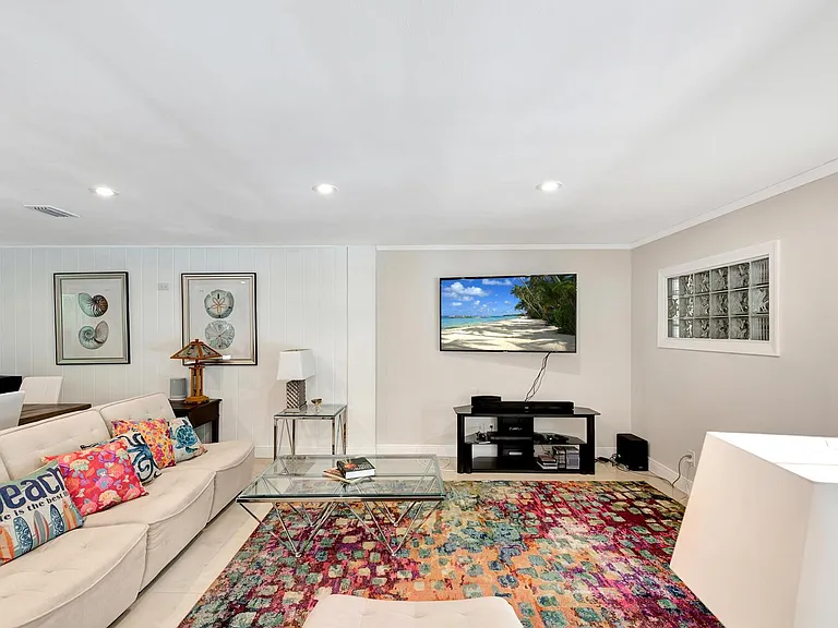537 E Causeway Blvd — Photo 2