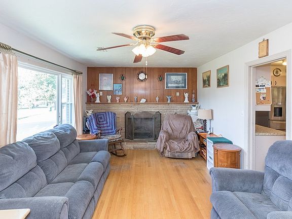 4th image of 225 Maple Dr SE