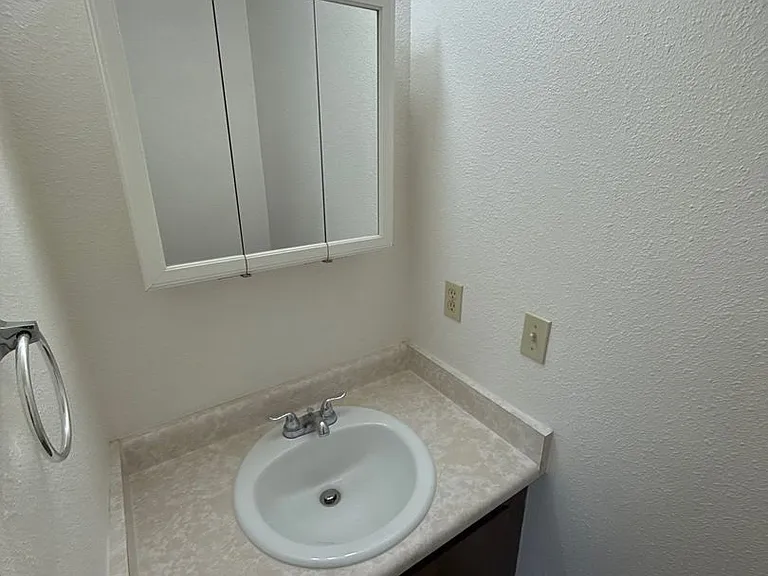 Ashwood Apartments — Photo 12