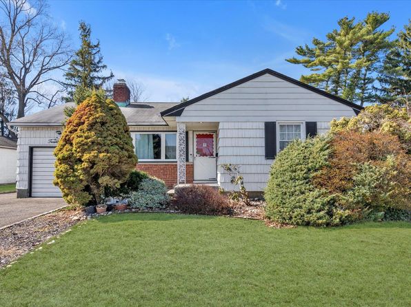 21 Venus Road, Syosset, NY 11791