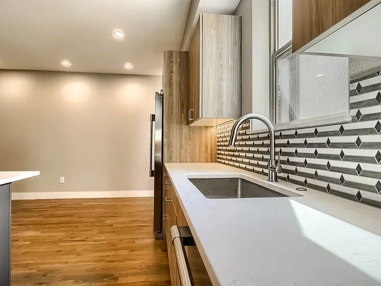 718 W 1st Ave — Photo 18