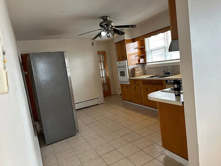 546 Burnside Ave — Photo 8