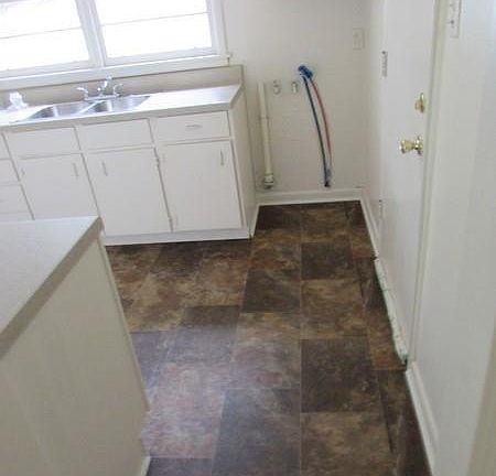 4th image of 3019 Louise Dr N