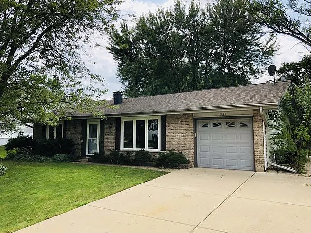 1290 Kingsdale Rd photo 1