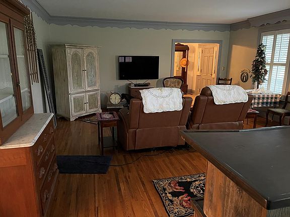 5th image of 609 Denton Ave