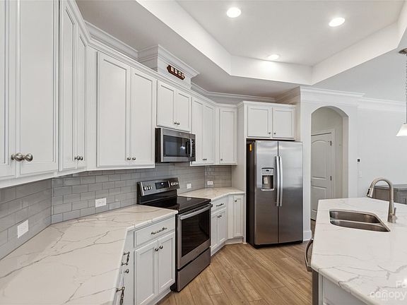 4th image of 5204 Courtyard Ln #42
